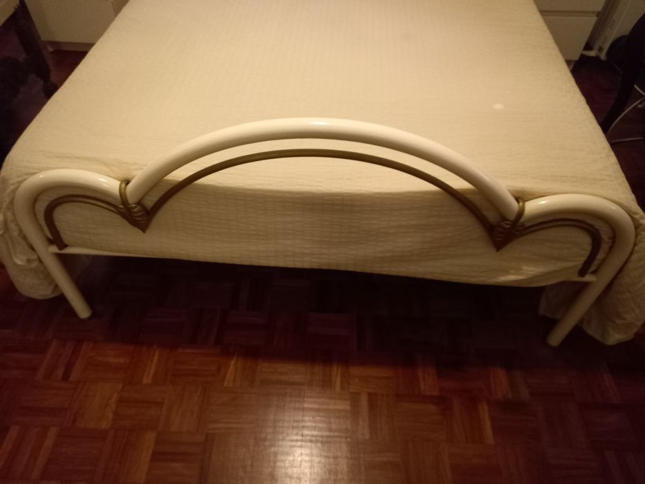 Cama de ferro antiga