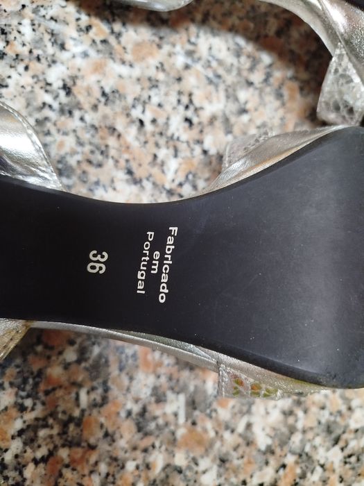 Sandália prateada N 36 c/ carteira oferta
