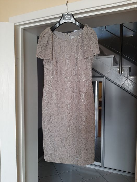 Sukienka z koronki, podszewka błyszczaca, stan sukienkiidealny