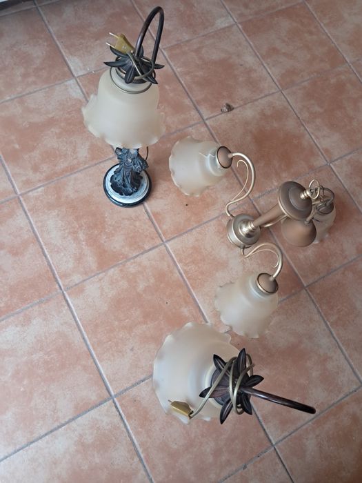 Candeeiros em bom estado.