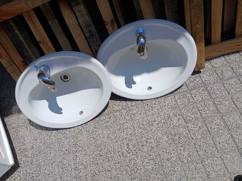 Móvel WC com duas pias e espelho