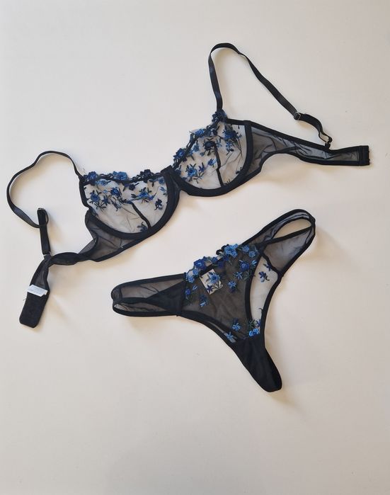 Komplet bielizny z koronki czarny z wyszywanymi niebieskimi kwiatami M