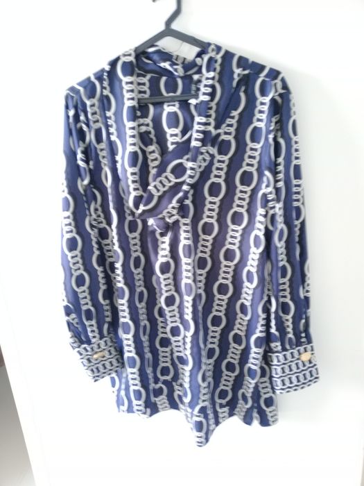 Vendo túnica em tom de azul e branco praticamente nova sem uso