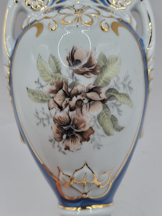 Porcelanowy wazonik Royal Dux