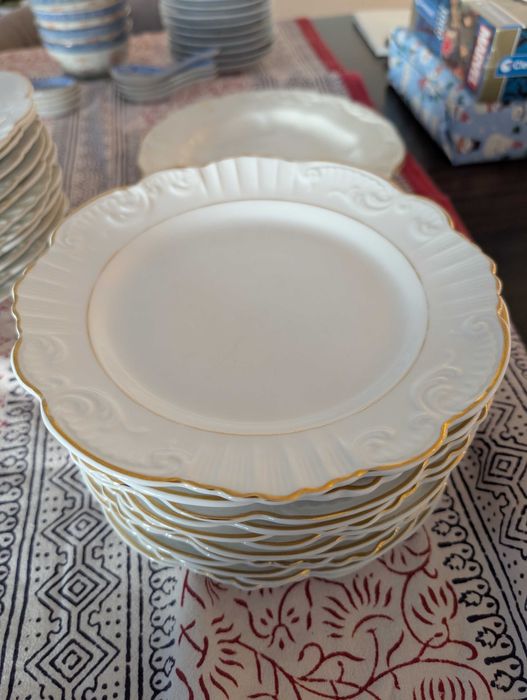 Serviço de Jantar Vintage Vista Alegre – Branco e Ouro