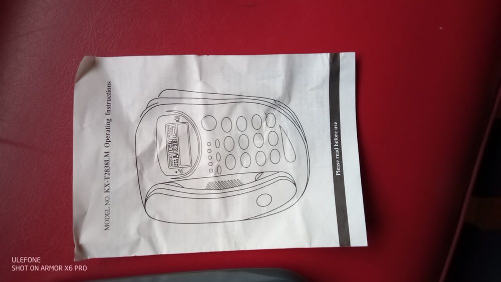 Telefone com fio e botões grandes.  Alta voz e botão remarcação rápida