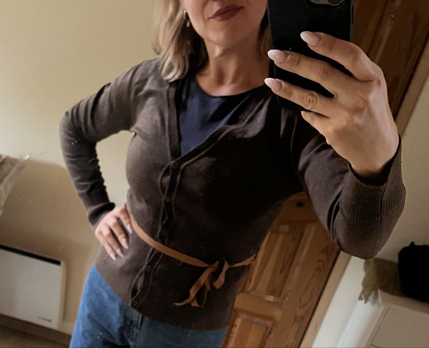 Klasyczny damski kardigan S sweter rozpinany czekoladowy brąz w serek