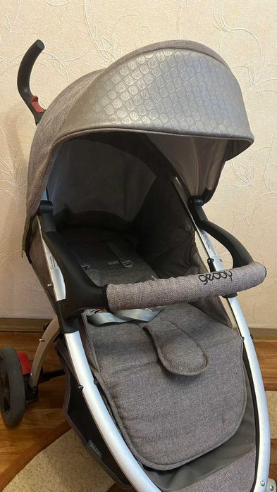 Дитяча прогулянкова коляска