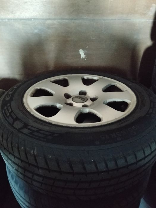 5 jantes 15" Audi A4 com pneus novos