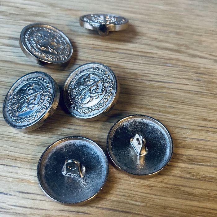 6 złotych guzików