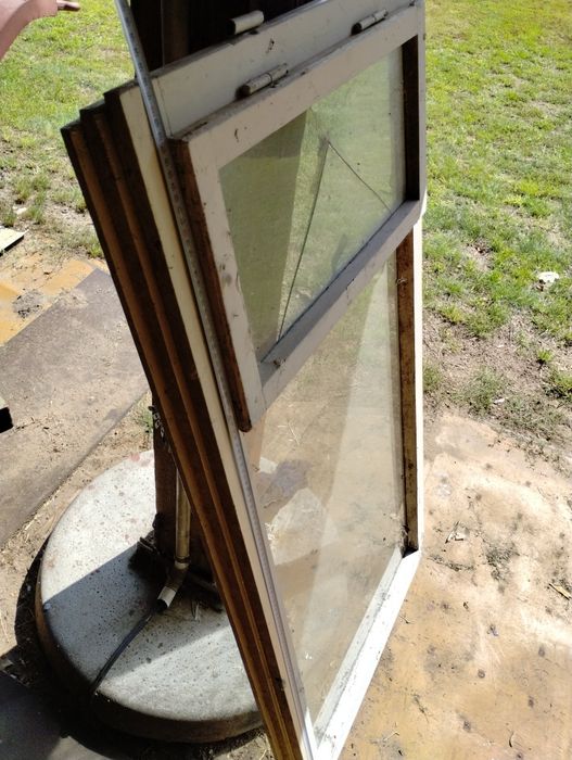 Okna drewniane po rozbiórce