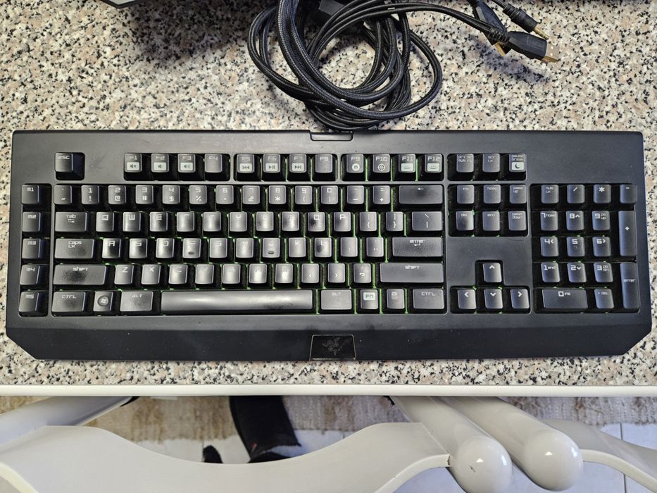 2 Teclados mecanicos Razer Blackwidow (1 com luz outro sem luz)