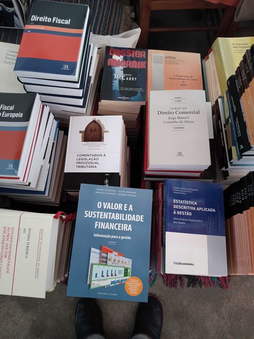 Coleção de livros e revistas técnicos (Contabilidade; Fiscalidade; Direito das Sociedades Comerciais)