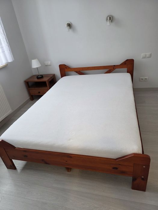Łóżko drewniane z materacem i szafeczką