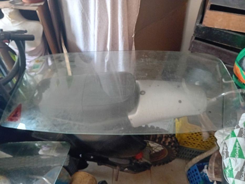 Parabrisas antigo de carro sem identificação de modelo