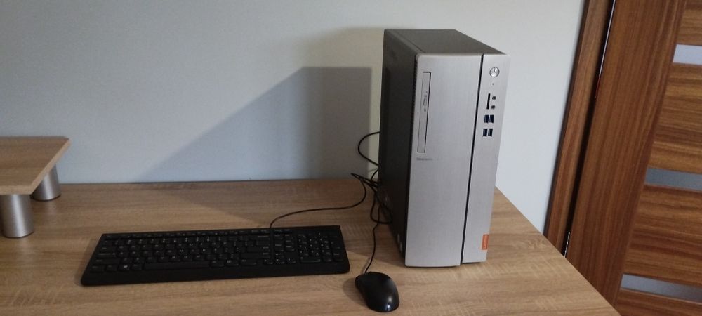 Komputer Lenovo wraz z myszką i klawiaturą.