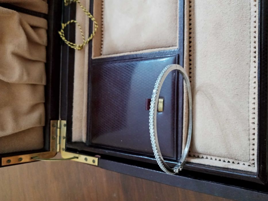 Bonita pulseira em prata e brilhantes