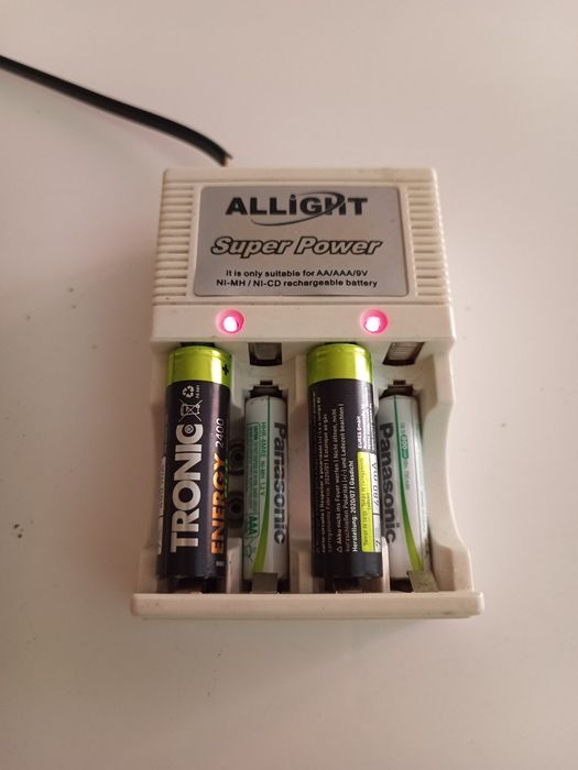 Carregador de pilhas AA , AAA e 9 v