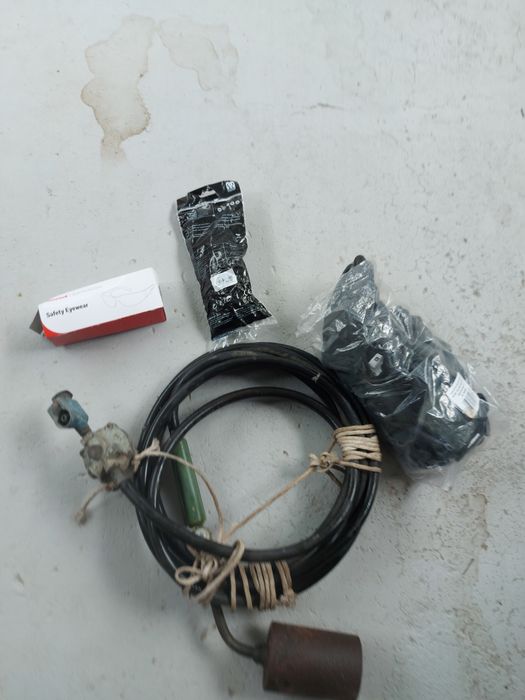 1 maçarico para chamuscar porcos ou  aquecer ferros+ 5 pares de luvas marca juba