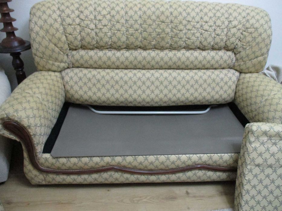 1 Sofá-cama + 1 poltrona individual, tudo como novo.