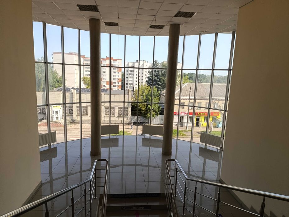 Довгострокова оренда торгової площі під меблевий шоурум