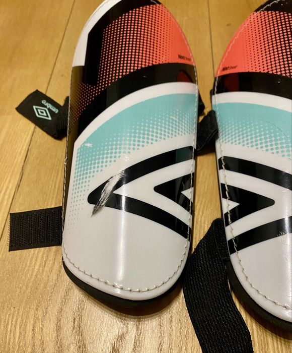 Umbro ochraniacze piłkarskie L Neo Shield – piłka nożna, trening