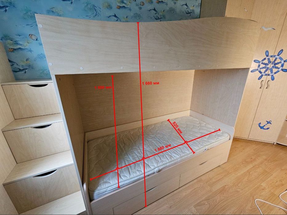 Комплект меблів в дитячу кімнату