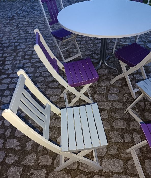 Mesa redonda e cadeiras dobráveis