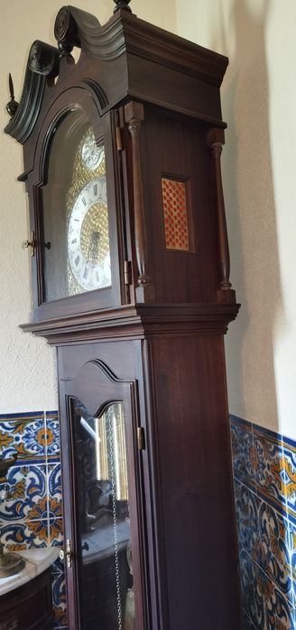 Relógio de pé alto à corda antigo