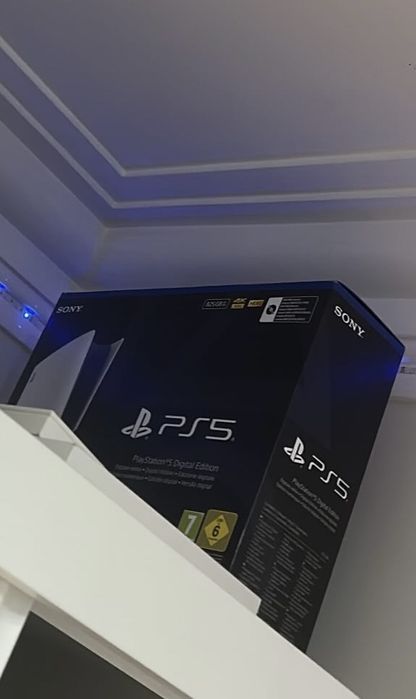 PS5 Digital 825g.
