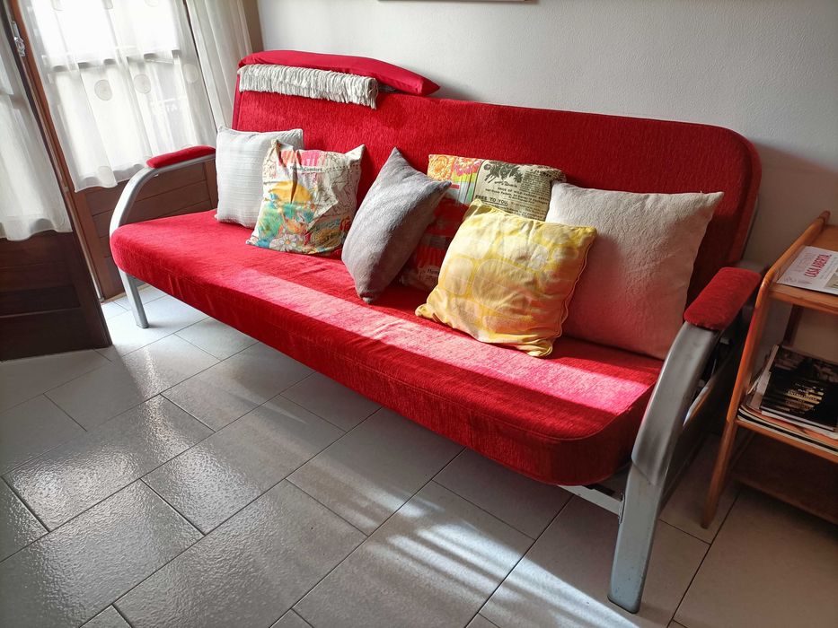 Sofá Moderno Vermelho – Estrutura Metálica Robusta