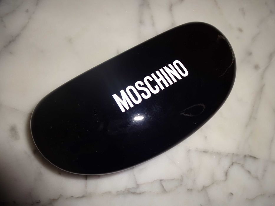MOSCHINO czarny lakierkowany pokrowiec etui na okulary biały napis