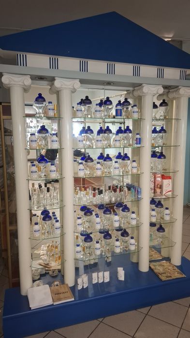 Regal z półkami szklanymi