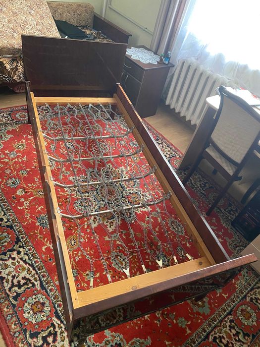 Немецкая односпальная кровать с пружинным матрасом.