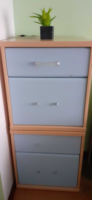 Cama em madeira e cabeceira com oferta de roupa da cama