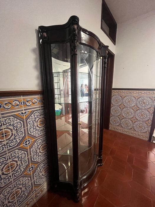 Cristaleira em madeira e vidro