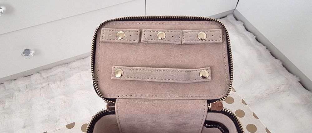 Szkatułka na biżuterię z welurowym wnętrzem