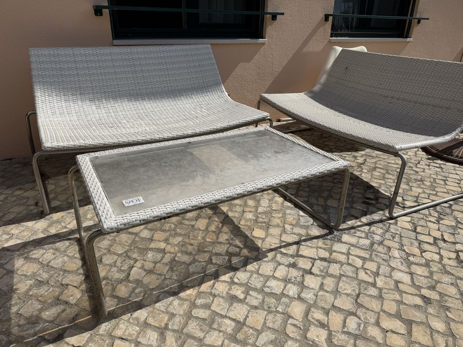 Sofãs e mesa de jardim exterior