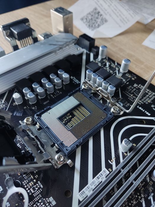 Продам Материнскую Плату Asus b660m-K D4