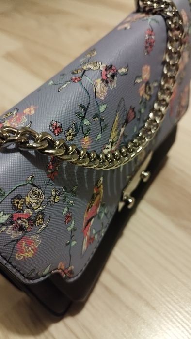 Wiosenna mała torebka kopertówka, na łańcuszku