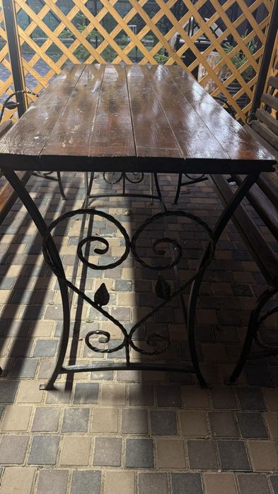 Кованый деревяный стол с лавками