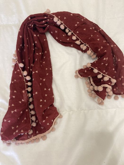 Echarpe bordo com padrão e pompons