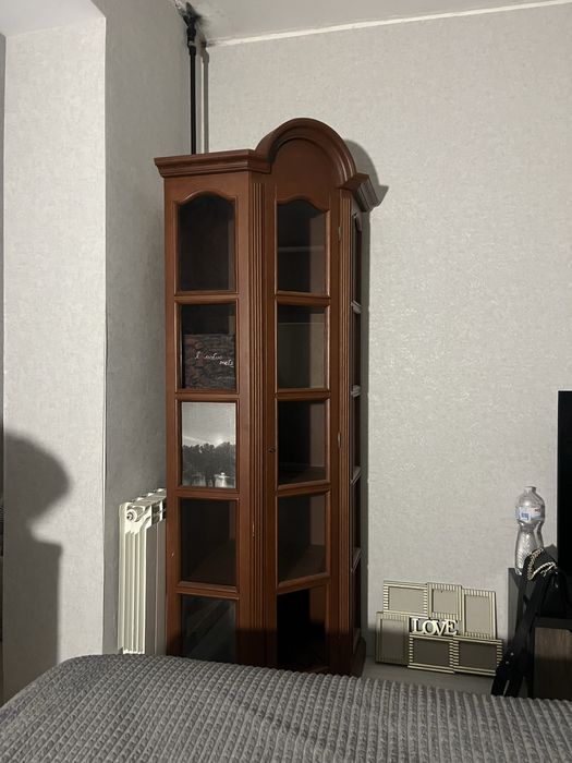 Вітрина кутова червоне дерево