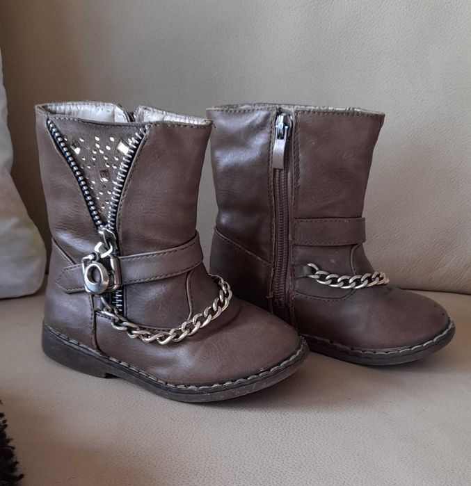 śliczne kozaczki z łańcuszkami r. 22 dziewczęce botki wk. ok. 14,3 cm