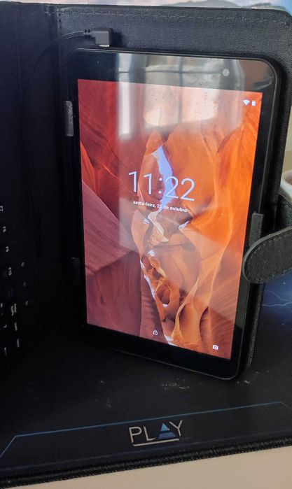 Tablet 8" com teclado e carregador solar