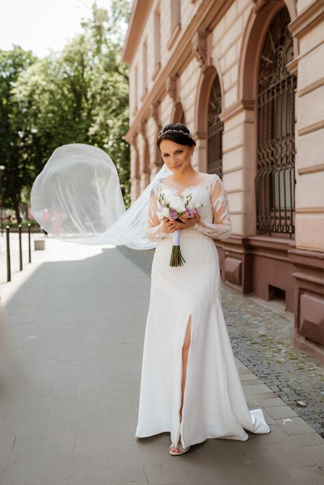 Розкішна весільна сукня з вишуканим оздобленням