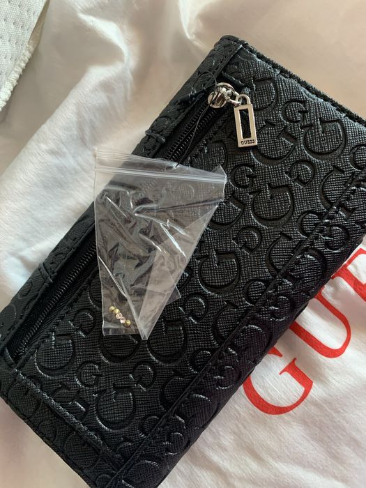 Carteira Guess com brilhantes