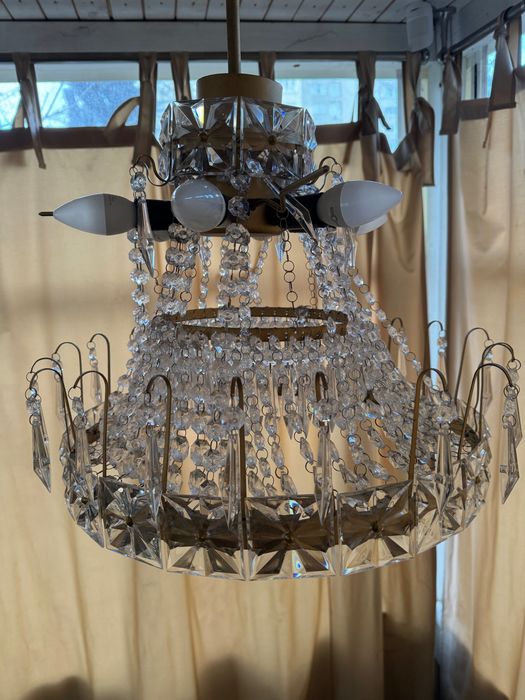 Подвесная «хрустальная» люстра классического типа