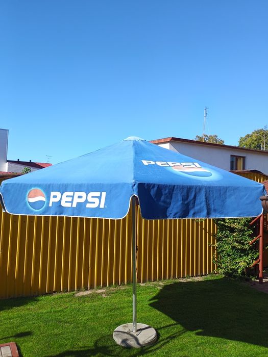 Parasol PEPSI + betonowa podstawa.