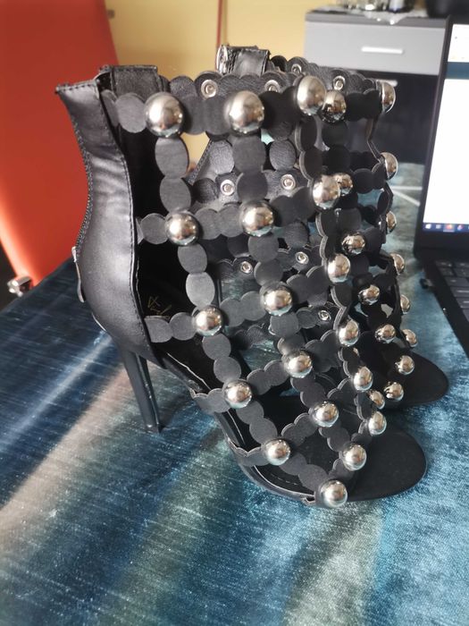 elegancje sandały na szpilce